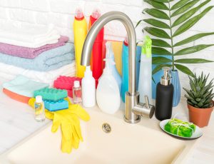 איך לנקות כיור מטבח שהצהיב?