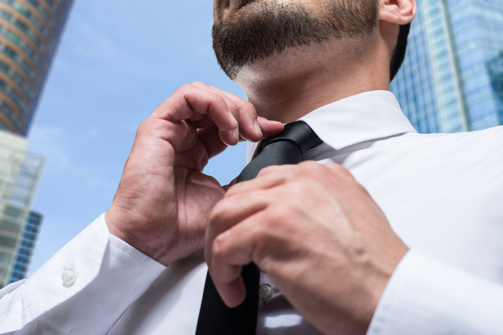 איך קושרים עניבה